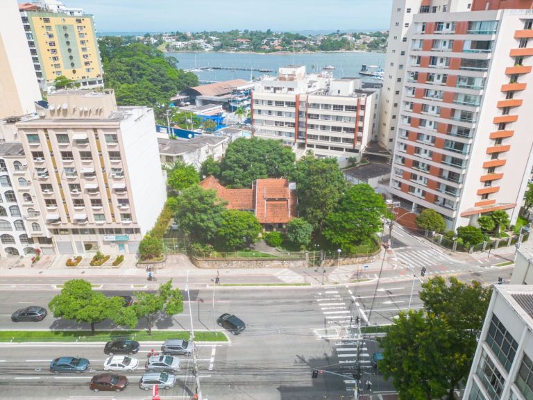 Casa histórica na Praia do Canto à venda por R$ 7,5 milhões