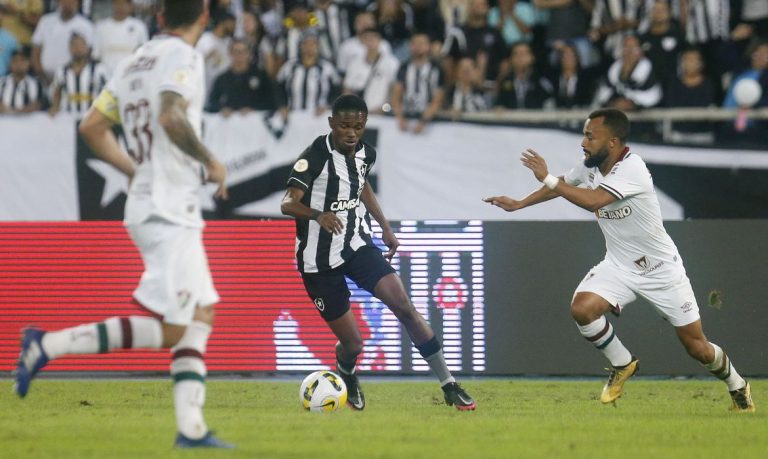 Botafogo acerta empréstimo do atacante Jeffinho para o Lyon