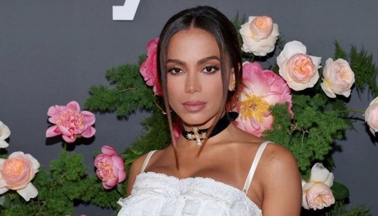VÍDEO | Fã joga celular em Anitta durante show e cantora reclama