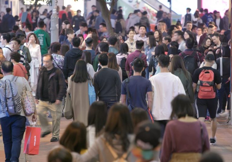 China muda lei de província para permitir a solteiros ter filhos