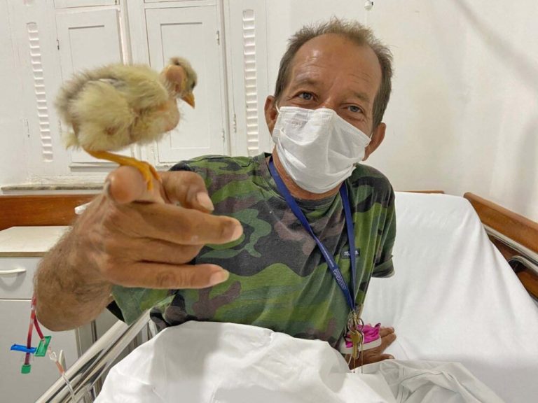 Ciclista que sofreu acidente no ES se emociona ao rever “amiguinho” de penas