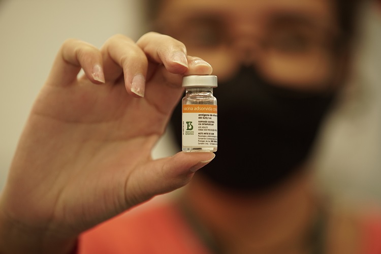 Com vacina contra Covid em falta, Saúde compra 750 mil doses de Coronavac