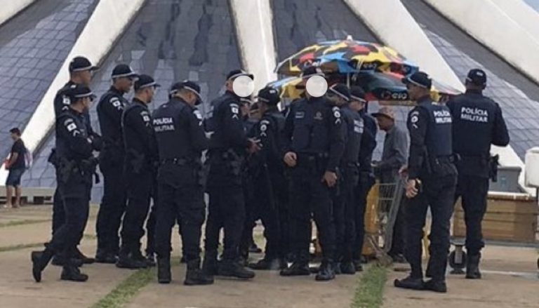 PMs são flagrados filmando e batendo papo com radicais durante invasão