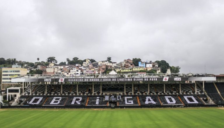 Velório de Dinamite tem fila de fãs, choro de Edmundo e homenagens