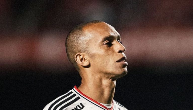 Zagueiro Miranda se despede do futebol aos 38 anos