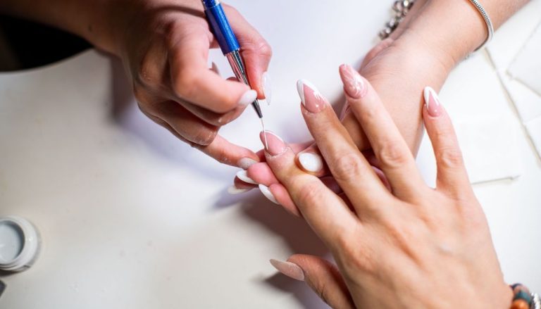 Unhas em gel e cílios alongados requerem cuidados na praia