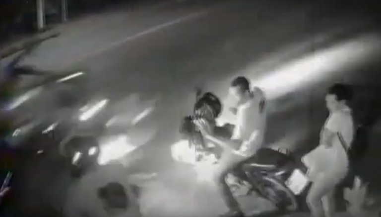Motorista atropela seis pessoas e foge no interior do ES. Veja o vídeo