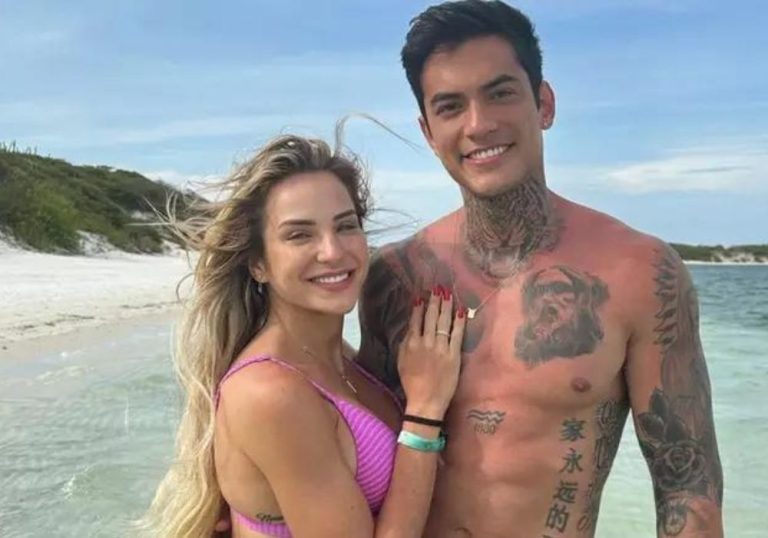 Há um mês juntos, cantora ‘mandou’ namorado cobrir tatuagem do rosto da ex