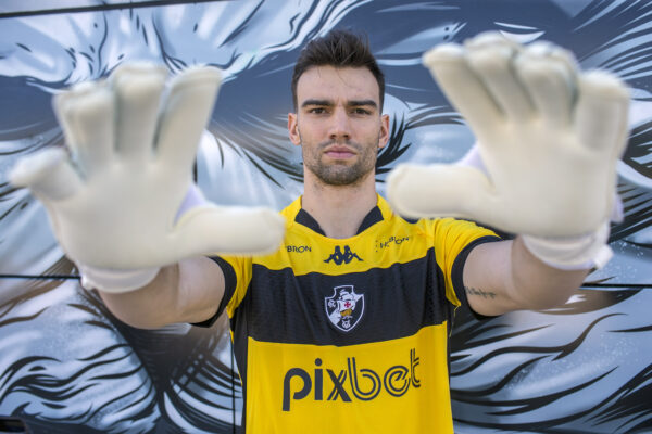 Vasco acerta a contratação do goleiro Léo Jardim até o fim de 2025