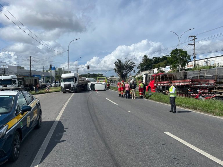 Acidente com carretas, carro e moto deixa vítima grave na BR-101