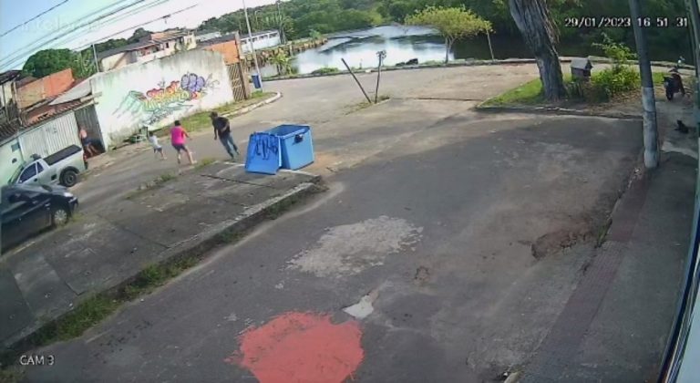 Mulher se joga na frente de carro para salvar filho de 7 anos no ES