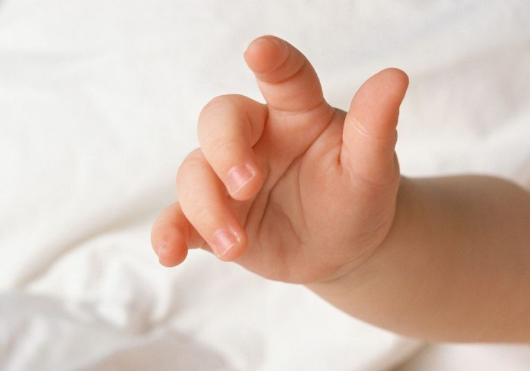 Bebê de 9 meses come maconha enquanto a mãe de 15 anos fumava com amiga