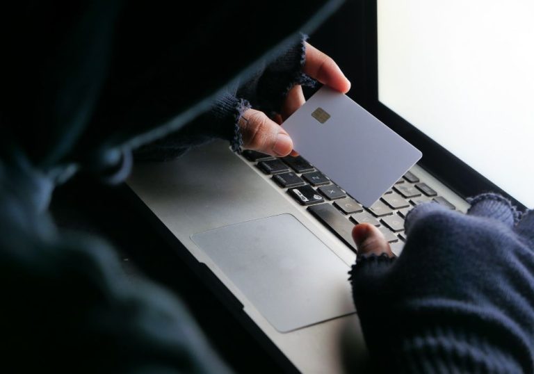 Hackers brasileiros criam vírus que permite golpe em pagamento com aproximação