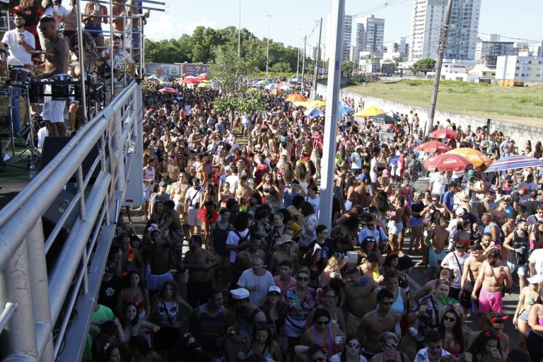 Bloco Kustelão faz 20 anos e arrasta multidão em Jardim Camburi
