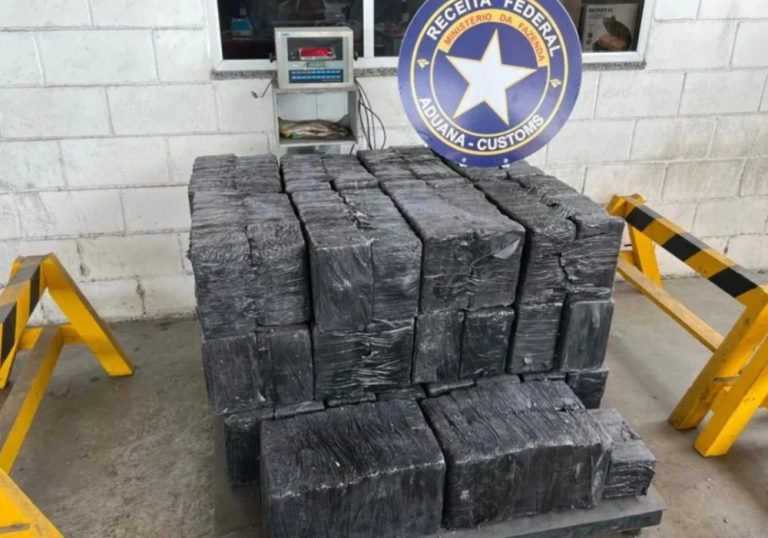 Receita apreende 778 quilos de cocaína em meio a carga de minério