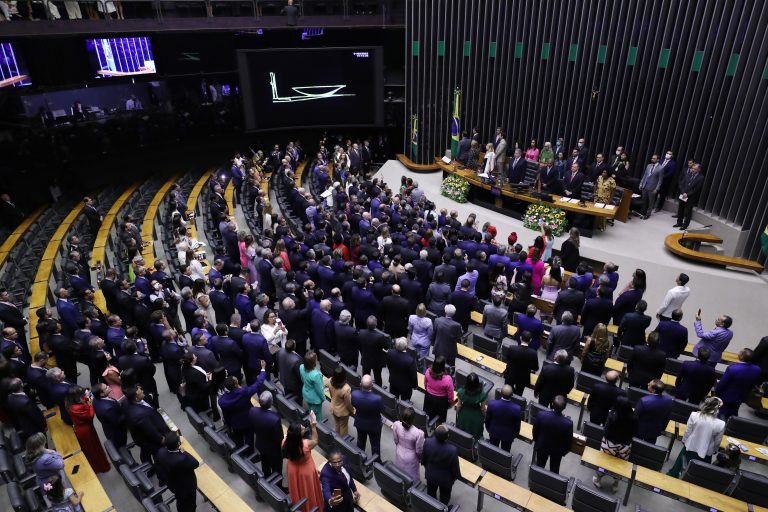 Posse de novos deputados acontece em meio a protestos contra Pacheco