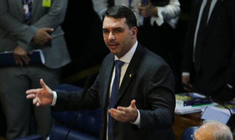 Flávio Bolsonaro confirma reunião do pai com Marcos do Val