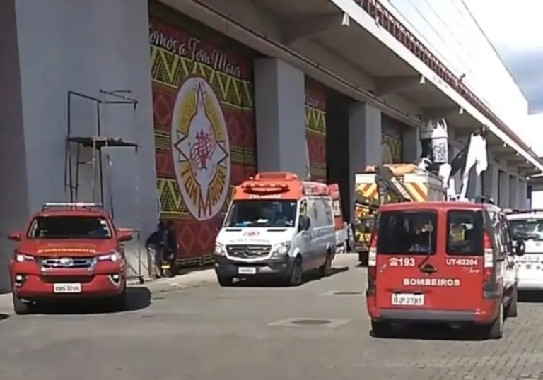 Acidente com guindaste no galpão de escola de samba deixa 4 feridos