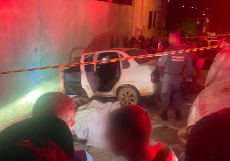 Carro bate em muro e mata três pessoas em Colatina