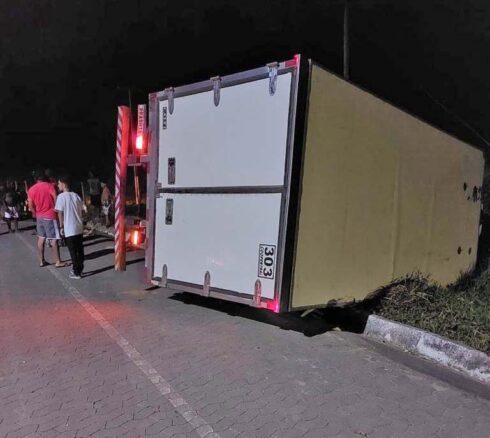 Família fica ferida em acidente entre caminhão e carro no Sul do ES