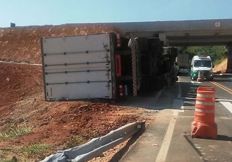 Carreta tomba em viaduto na BR-101 no Sul do ES