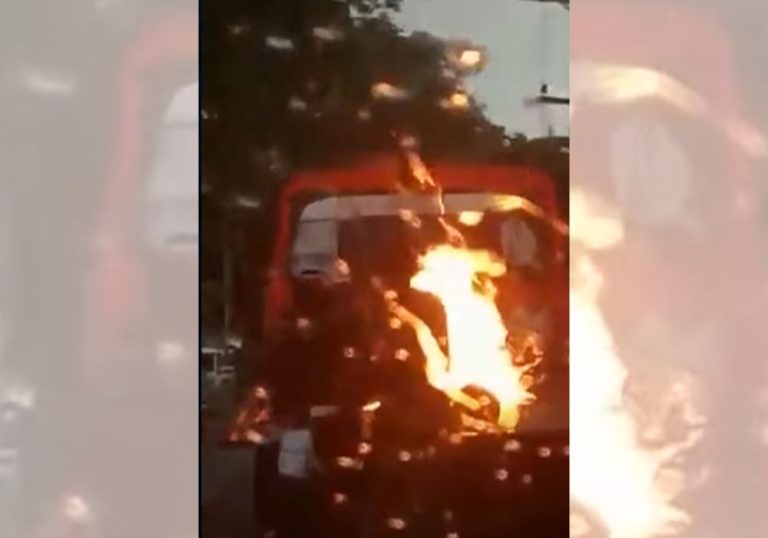 VÍDEO | Homem coloca fogo na própria moto após apreensão no RJ