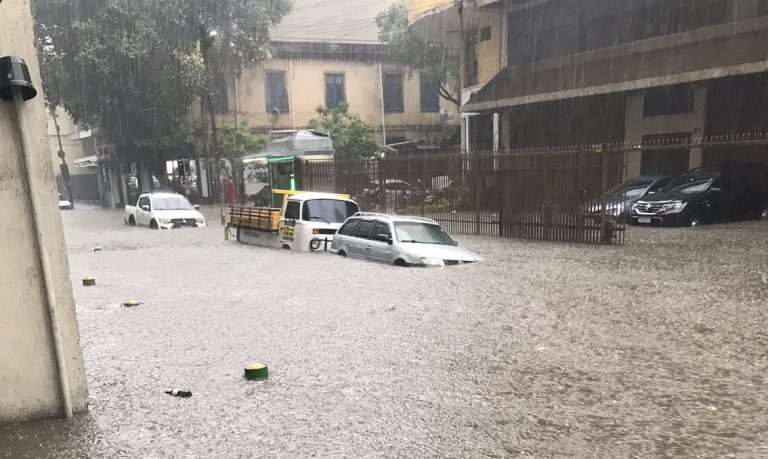 Chuva forte atinge RJ e criança morre em desabamento