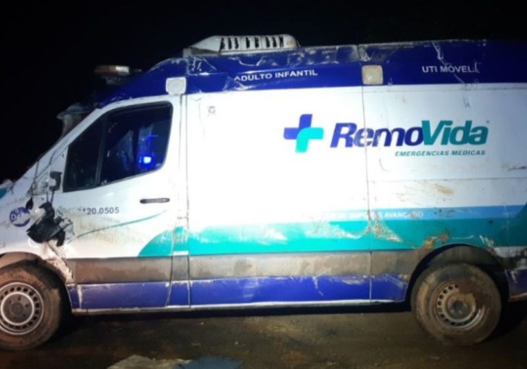 Sul do ES: ambulância com cinco pessoas tomba na BR-101