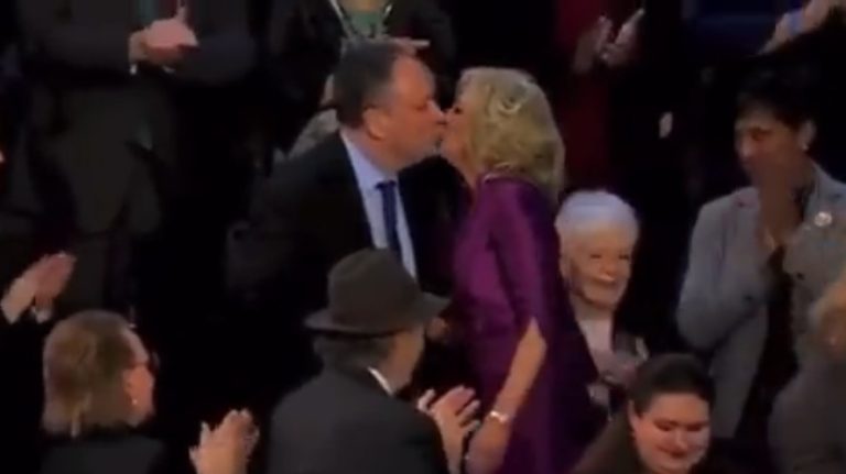 Jill Biden beija marido de Kamala Harris durante discurso de Joe Biden