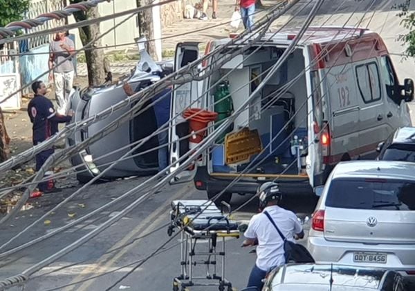 Carro tomba após motorista dormir e bater em árvore no ES