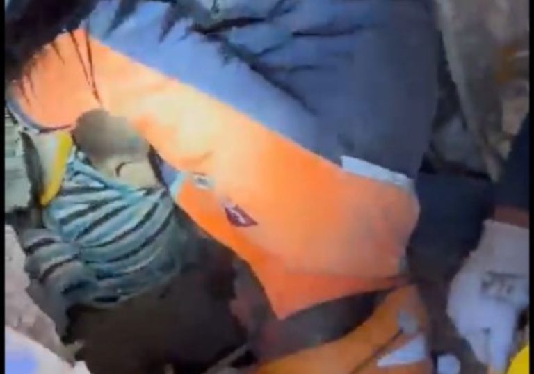 VÍDEO | Criança é resgatada após 79 horas de terremoto na Turquia