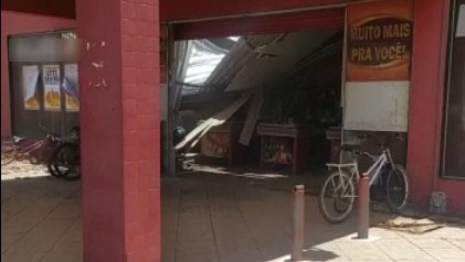Telhado de supermercado desaba em Vila Velha