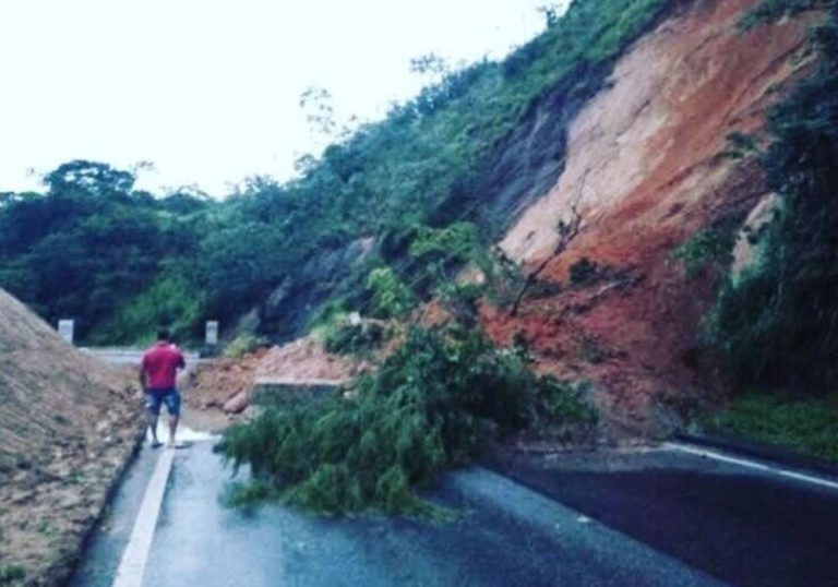 Queda de barreira interdita via Dutra nos dois sentidos no RJ