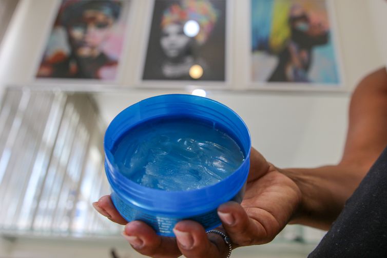 Proibida venda de pomadas para trançar cabelo após casos de cegueira temporária