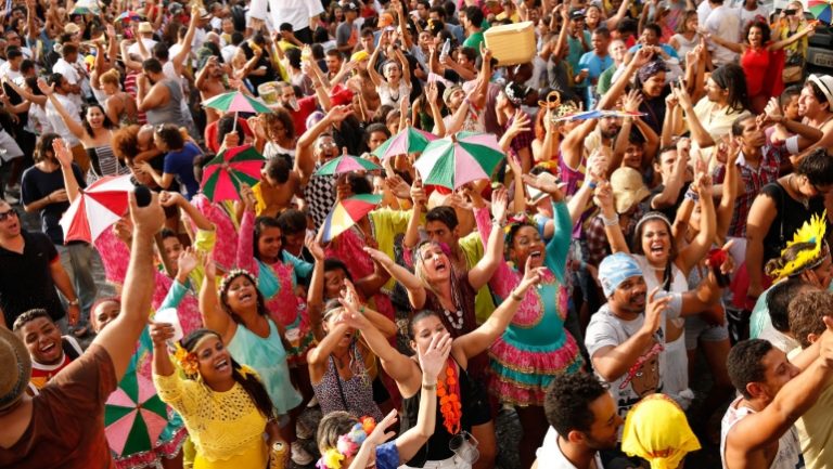 Bonecos gigantes e ensaios de blocos agitam o pré-Carnaval em Pernambuco