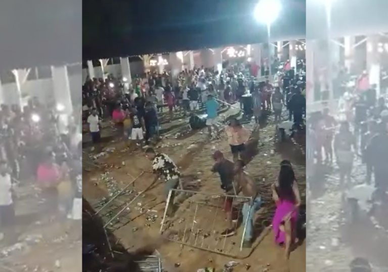 Cantor não se apresenta e público vandaliza palco no ES