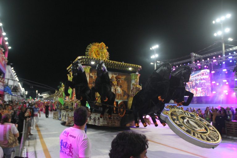 Novo Império promove baile com reis e rainhas no Sambão do Povo