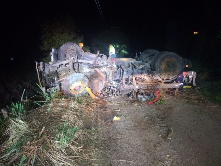 Motorista morre após caminhão tombar na BR-101 no ES