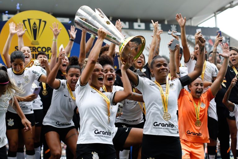 Corinthians é bi da Supercopa Feminina com goleada no Flamengo