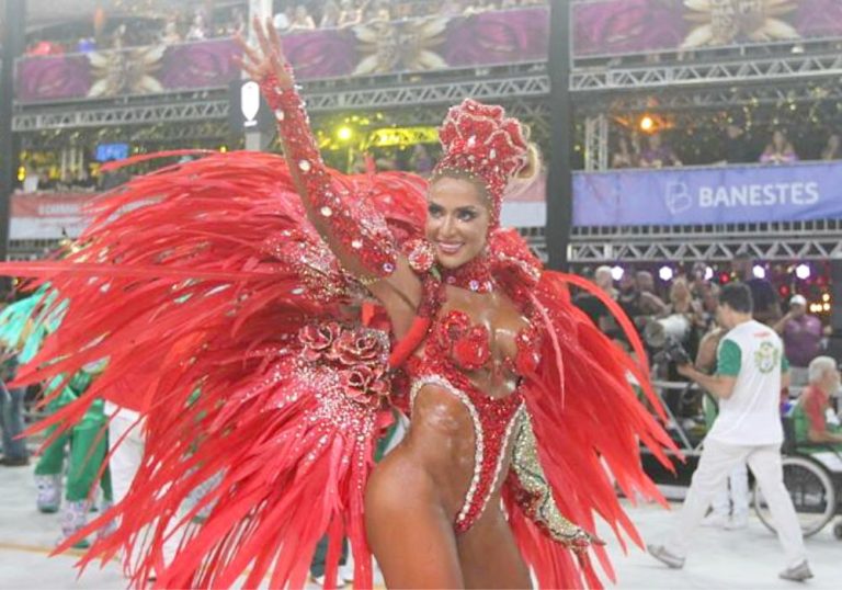 Rainhas brilham na avenida do Sambão do Povo