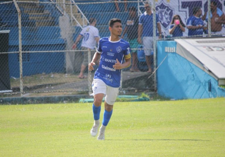 Jogador que sofreu pancada na cabeça durante jogo do Capixabão passa bem