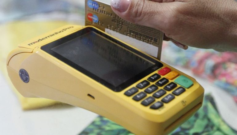 Mulher inventa sequestro para quitar dívida usando cartão do marido