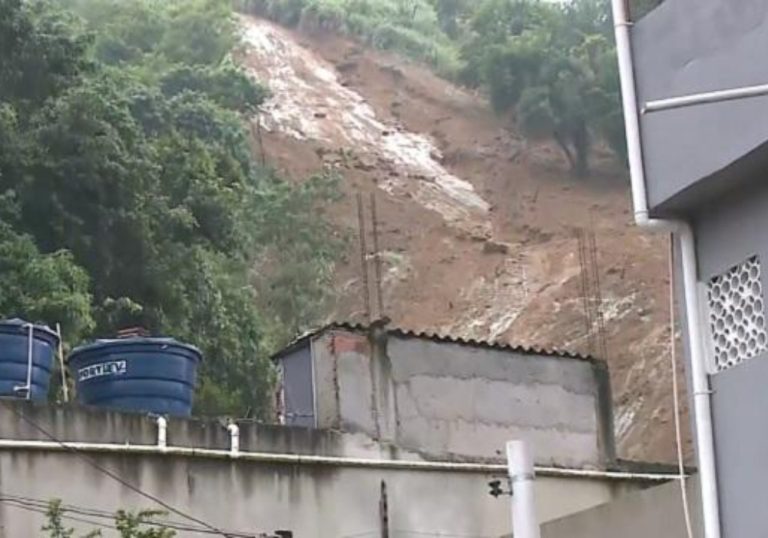 Mulher morre em desabamento de casa durante temporal no RJ