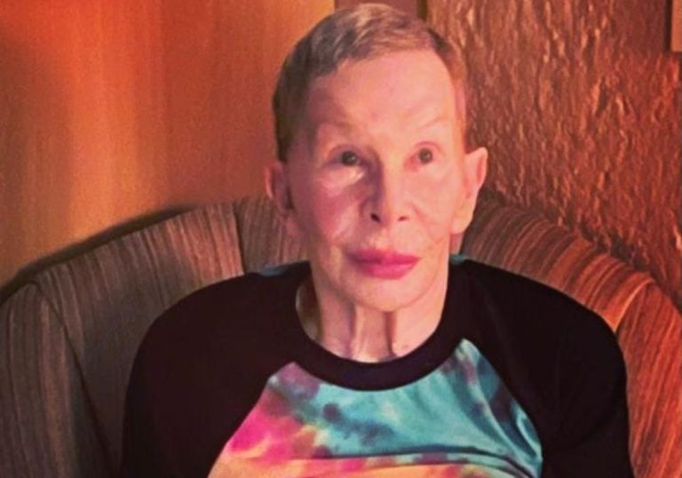 Curada do câncer no pulmão, Rita Lee reaparece em foto divulgada por marido