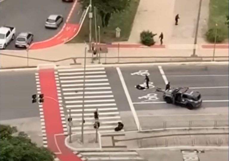 Imagens mostram polícia atirando em suspeito deitado no chão