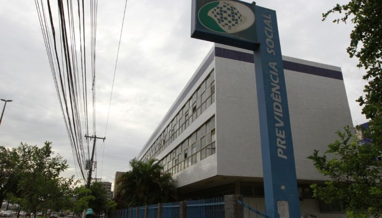 Trabalhador que contribui ao INSS tem descontos de R$ 65 a R$ 1.501