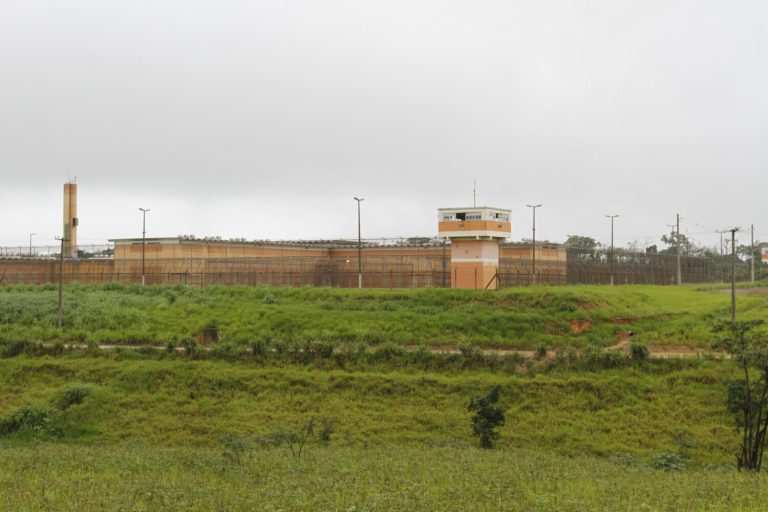Oito detentos fogem por abertura de ventilação de presídio em Vila Velha