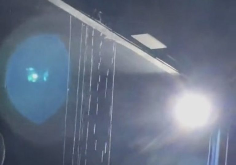 VÍDEO | Temporal alaga sala de cinema durante sessão de Titanic