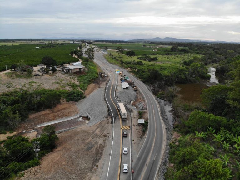 Trânsito é liberado parcialmente em região destruída pela chuva na BR-101