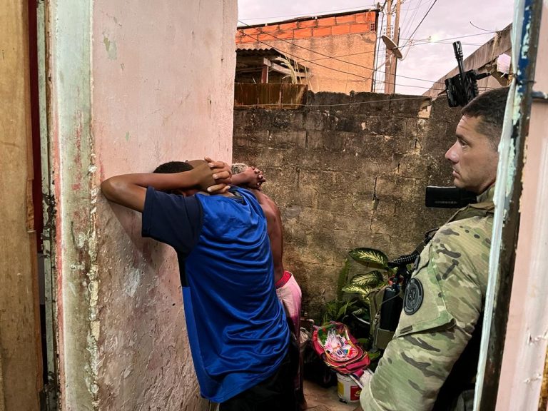 Polícia cumpre 23 mandados contra tráfico de drogas em cidade do ES